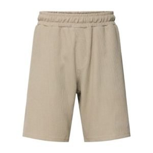 Karl Kani Beige Sweatshort, lässig auf hellem Holzgrund gestylt, mit weichem French-Terry-Stoff und elastischem Bund.
