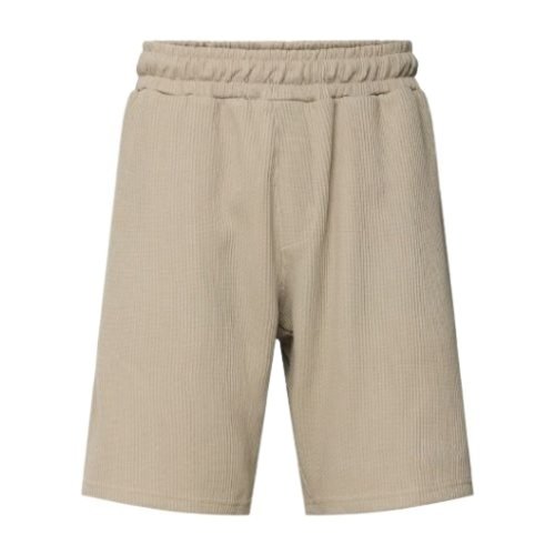 KARL KANI Sweatshorts in Beige – Lässige Freizeitshorts mit Logo-Detail Karl Kani Beige Sweatshort, lässig auf hellem Holzgrund gestylt, mit weichem French-Terry-Stoff und elastischem Bund.