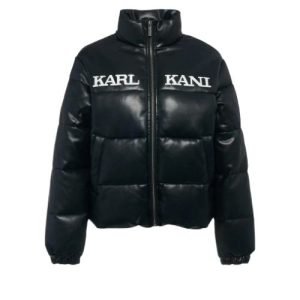 Karl Kani Black Glossy Puffer Jacket in Schwarz mit glänzender Oberfläche und weißem Logo auf der Vorderseite.