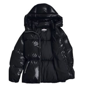Die Karl Kani Black Puffer Jacket überzeugt durch ihr zeitloses schwarzes Design, ihre hochwertige Verarbeitung und ihren urbanen Streetwear-Look. Perfekt für kalte Tage und vielseitig kombinierbar.
