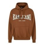 Karl Kani Brown College Signature Hoodie mit großem Schriftzug auf der Brust, isoliert auf weißem Hintergrund