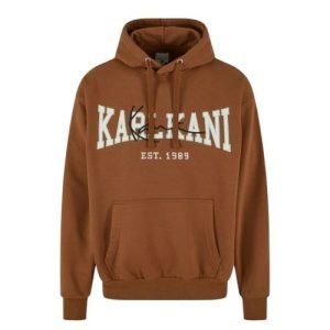 Karl Kani Brown College Signature Hoodie mit großem Schriftzug auf der Brust, isoliert auf weißem Hintergrund
