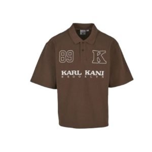 Karl Kani Brown Polo Shirt mit Polokragen, großem Karl Kani Brooklyn Logo und 89-Print auf der Vorderseite.