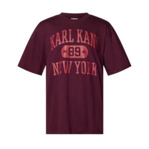 Karl Kani Burgundy Oversized T-Shirt in Bordeauxrot mit Logo-Print auf weichem Baumwollstoff vor neutralem Hintergrund