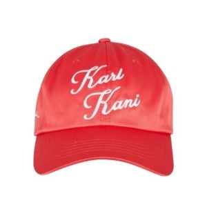 Karl Kani Red Cap in leuchtendem Rot mit weiß gesticktem Karl-Kani-Logo auf der Vorderseite und gebogenem Schirm