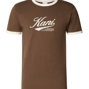Karl Kani T-Shirt Brown Label Print mit rundem Ausschnitt und großem weißem Label-Print auf der Brust vor neutralem Hintergrund.