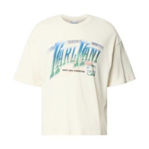 Karl Kani White Logo Print T-Shirt mit Logoaufdruck auf weißer Baumwolle vor neutralem Hintergrund