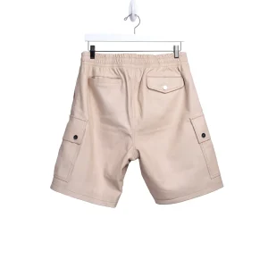 Karl Kani Mace Leather Cargo Shorts in Beige mit elastischem Bund und praktischen Cargo-Taschen für Herren.