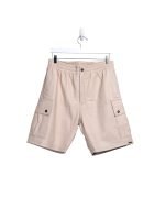 Karl Kani Mace Leather Cargo Shorts in Beige mit elastischem Bund und praktischen Cargo-Taschen für Herren.