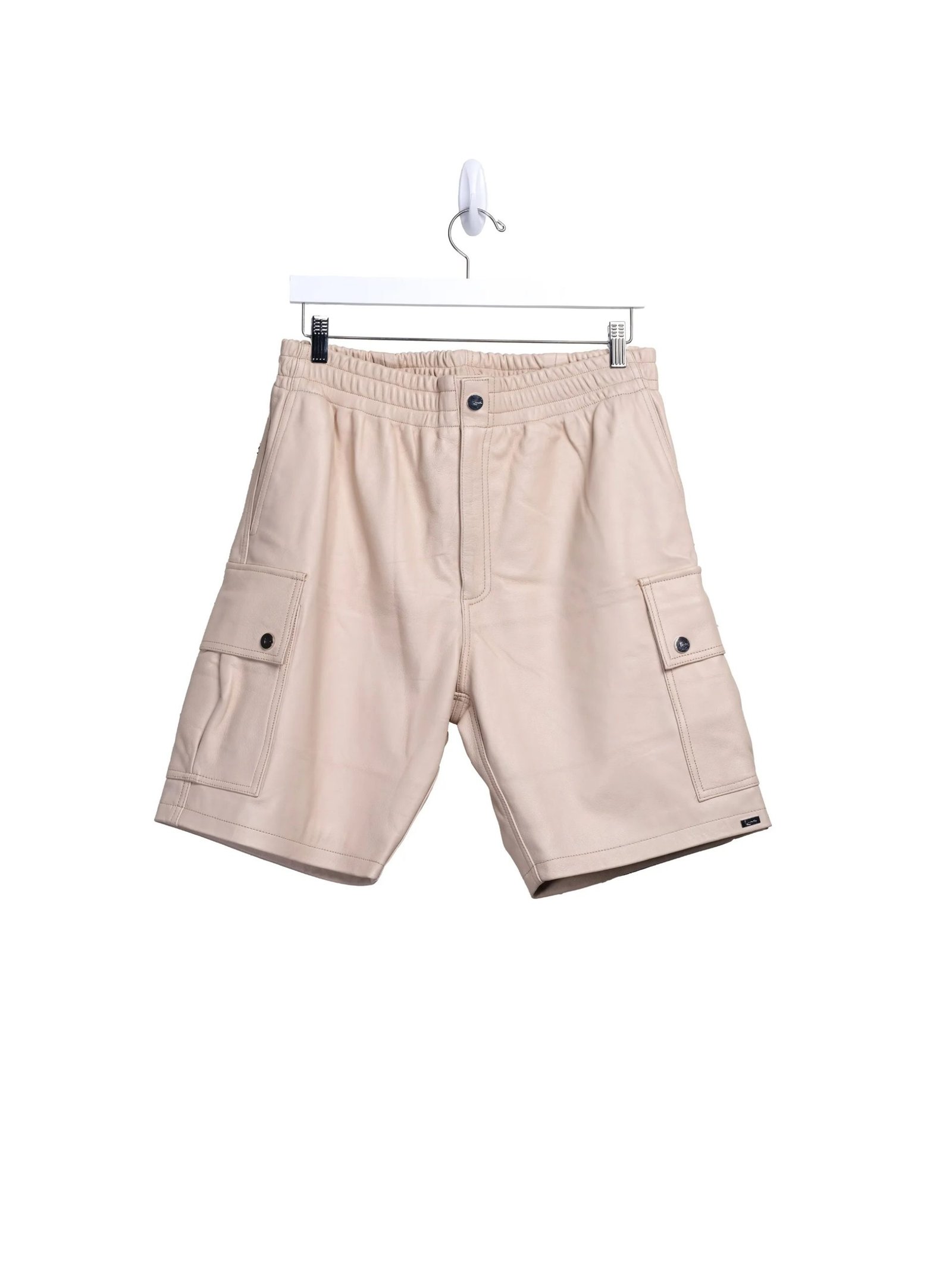 Karl Kani Mace Leather Cargo Shorts Beige – Moderne Herren Cargo Shorts Karl Kani Mace Leather Cargo Shorts in Beige mit elastischem Bund und praktischen Cargo-Taschen für Herren.