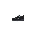 Karl Kani Black Ice LXRY Sneaker Low in Schwarz mit hellblauen Details und klassischer Schnürung auf weißem Hintergrund.