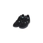 Karl Kani Black Ice LXRY Sneaker Low in Schwarz mit hellblauen Details und klassischer Schnürung auf weißem Hintergrund.