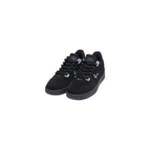 Karl Kani Black Ice LXRY Sneaker Low in Schwarz mit hellblauen Details und klassischer Schnürung auf weißem Hintergrund.