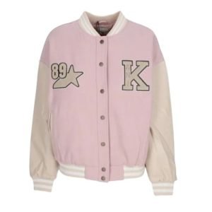 karl kani pink bomber jacket im urbanen Streetwear-Design mit auffälliger pinker Farbe, modernem Schnitt und typischem Karl Kani Style für einen trendigen City-Look.