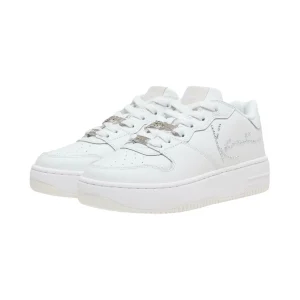 Weiße Karl Kani 89 Up Logo Damen Sneaker, Plateau-Basketballschuh im Retro-Design, Seitenansicht mit sichtbarem Markenlogo auf der Zunge und dicker Gummisohle, platziert auf neutralem Hintergrund.