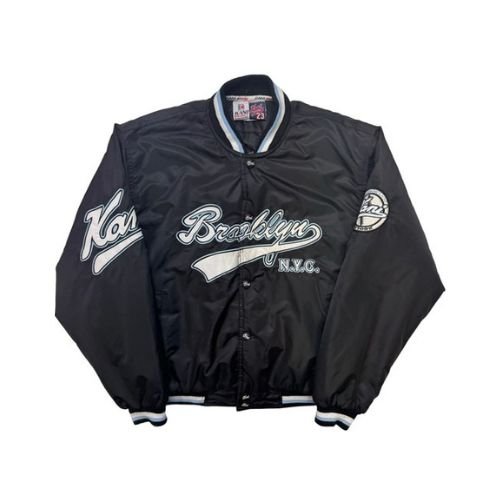 Karl Kani Black Small Bomber Varsity Jacket Karl Kani Black Small Bomber Varsity Jacket in Schwarz mit gesticktem Brooklyn N.Y.C.-Schriftzug
